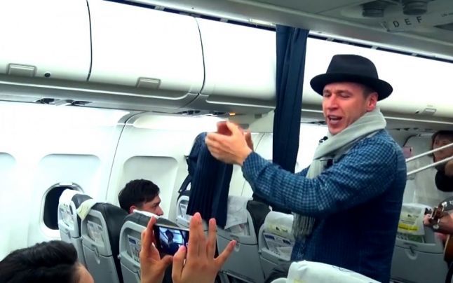 Zdob şi Zdub, concert live în avion. Cum au fost surprinşi pasagerii. Foto: captură video