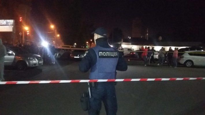 Между 26-летним сотрудником охранного ведомства и прохожим мужчиной с двумя собаками произошла перепалка.