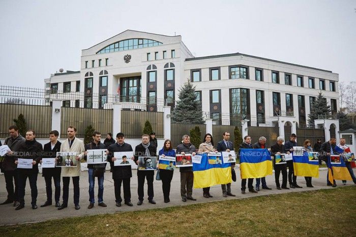Манифестанты скандировали "Свободу Савченко", "Россия - агрессор".