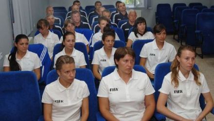 Lecţiile sunt susţinute de lectorul elveţian Roman Hangarter, FIFA.