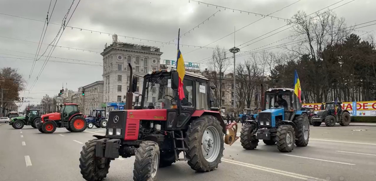 Около сотни фермеров провели с утра митинг протеста у здания правительства.