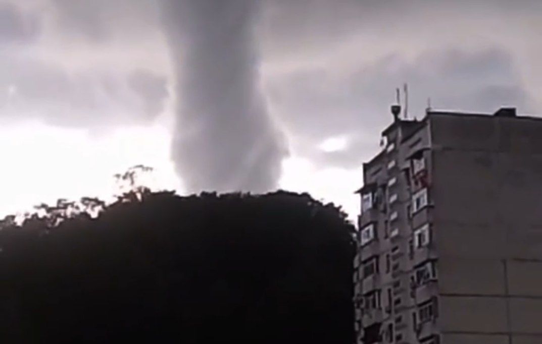 Очевидцы сняли на видео гигантский смерч, бушевавший в Сочи.