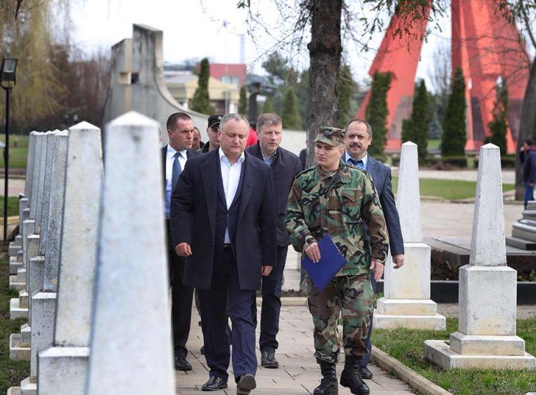 Додон призвал правительство и Минобороны отремонтировать мемориал.