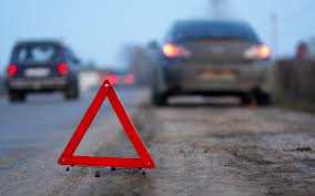 57-летняя жительница города пыталась выехать из двора на автомобиле Nissan Sunny, но перепутала педали «газ» и «тормоз». Фото: tsg66.ru