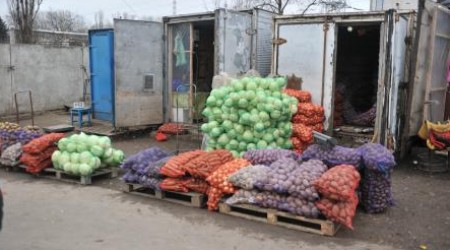 Продают на рынке прошлогодние картофель и яблоки, молодые кабачки и картофель. 