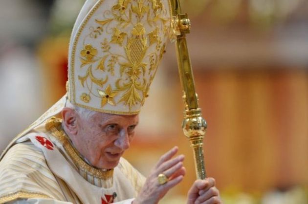 Din momentul în care nu va mai fi Papă, Benedict al XVI-lea va purta veşminte albe, simple, difererite de cele papale şi va preda succesorului său “Inelul Pescarului”. 