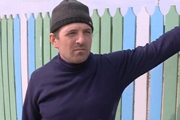Bărbatul care i-a tăiat un deget fiului său pentru că a furat niște bani, riscă să facă ani buni de pușcărie.