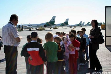 Cel mai mult copiii au fost impresionaţi de avionul care tocmai decola.