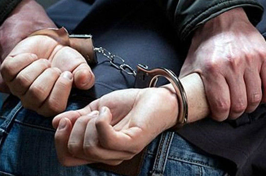 В сентябре 2018 года он потребовал 3500 евро, чтобы повлиять на обвинителя и судью, чтобы назначить более мягкий приговор подсудимому.