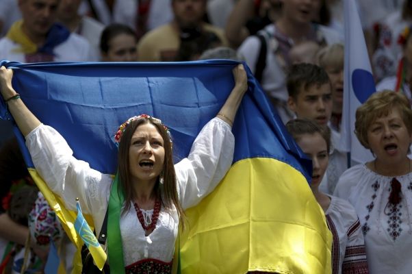 38% опрошенных против русского языка.