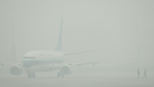 Mai multe imagini cu poluarea cauzată de pătura de smog din Shanghai puteţi viziona aici.