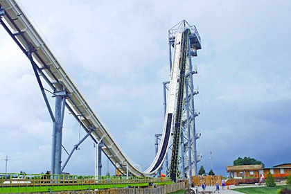 Высота сооружения под названием «Феррюкт» (Verruckt, переводится с немецкого как «безумная») составляет около 50 метров.