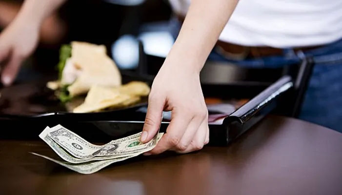 Официантка в Нью-Йорке назвала чаевые $200 от французов «оскорблением».