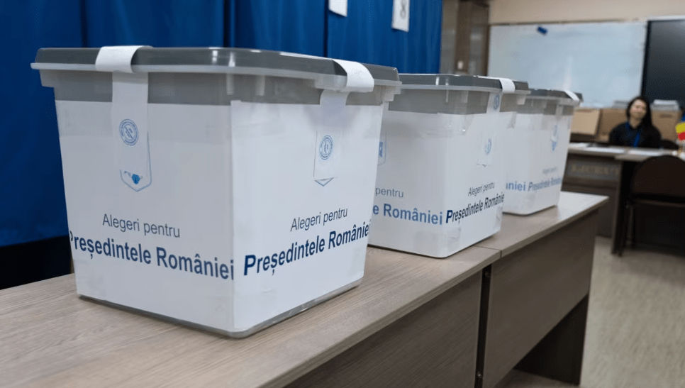 КС Румынии потребовал пересчета голосов в первом туре выборов президента.