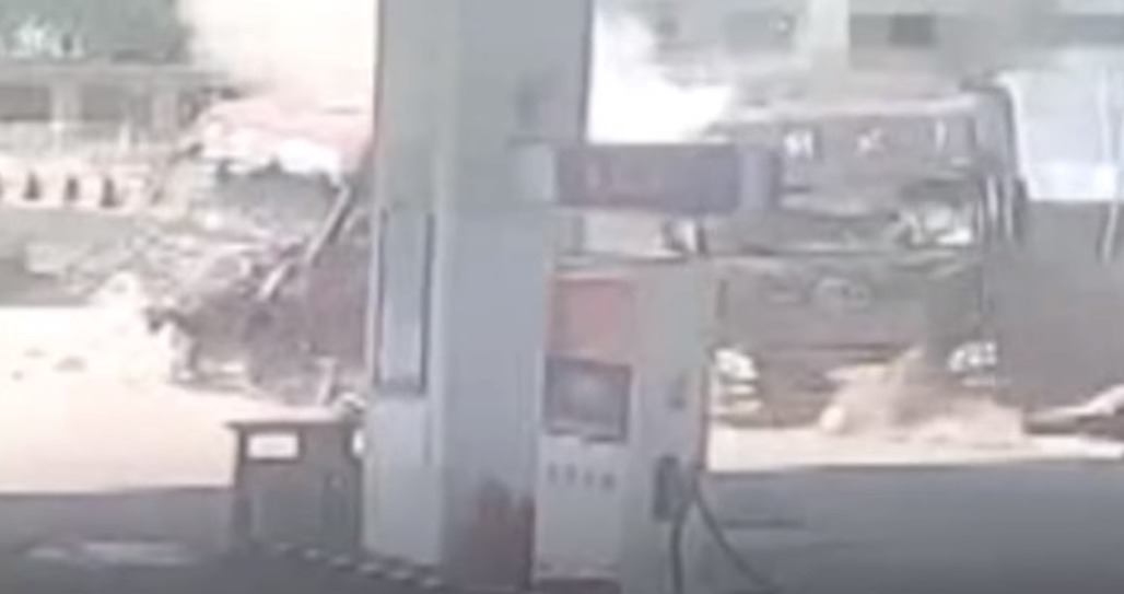 Accident violent între 2 camioane, la intrarea într-o benzinărie. Foto: Captură video