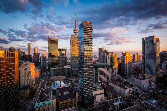 Canada vrea să atragă imigranţi pentru a face faţă nevoii de forţă de muncă. 