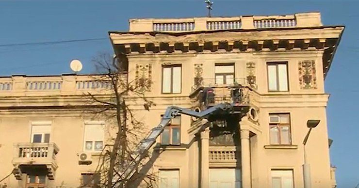 Часть исторических и жилых зданий столицы представляет смертельную угрозу для пешеходов.