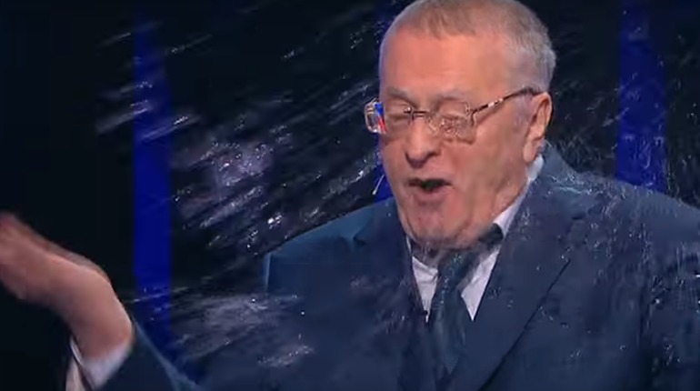 Sobceak l-a stropit cu apă pe Jirinovski în emisie directă. 