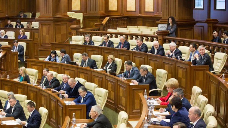 PSRM și PCRM s-au supărat și au părăsit ședința Parlamentului. Foto: deschide.md