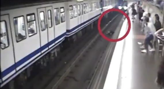 В Мадриде девушка едва не погибла под поездом, засмотревшись в телефон.
