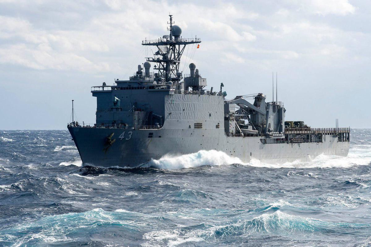 Представители ВМС США накануне заявили "Форт Мак-Генри" проводит регулярную операцию на Черном море. 