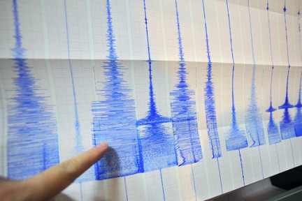 Epicentrul său a fost localizat în insula Izu Oshima, la sud de capitală, iar hipocentrul la 160 km adîncime.