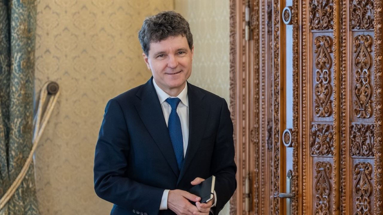 Президент Румынии возобновляет консультации с партиями в попытке назначить премьера.