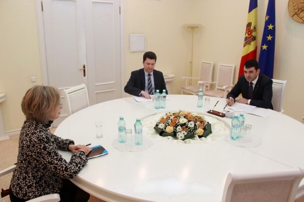 Ulrike Knotz, Ambasadorul Germaniei în Republica Moldova, a mers ieri-seară la Guvern pentru a se întâlni cu premierul Chiril Gaburici.