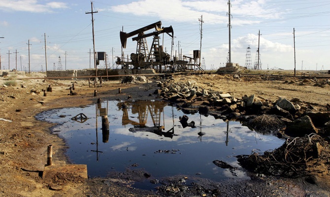 Несмотря на снижение цен, организация стран-экспортеров нефти ОПЕК решил не снижать добычу. Фото: news.mail.ru