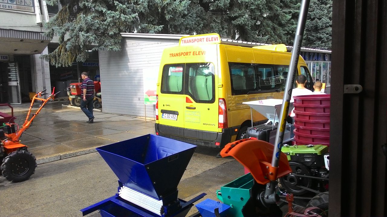 Microbuzele pentru elevi, donate de Guvernul României, folosite la transport de utilaj. Foto: unimedia.info