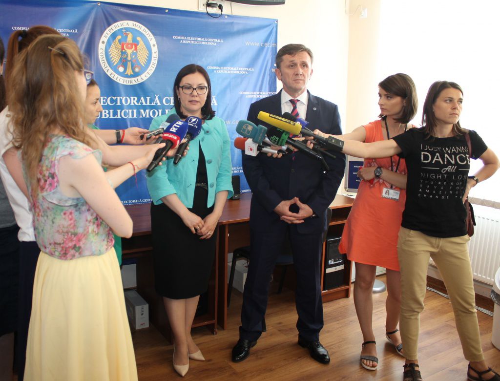 Primii membri desemnaţi în Comisia de delimitare a circumscripţiilor electorale. Foto: ZdG.md