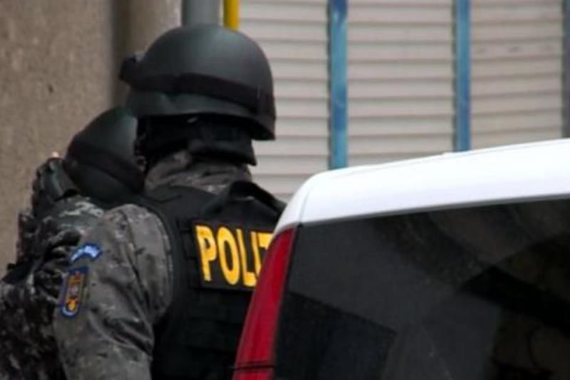 Noi informaţii despre poliţistul atacat cu o sabie în timpul misiunii. Foto: mediafax.ro