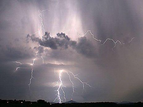 Во многих домах в селе Ходжинешть во время грозы вышли из строя электроприборы.