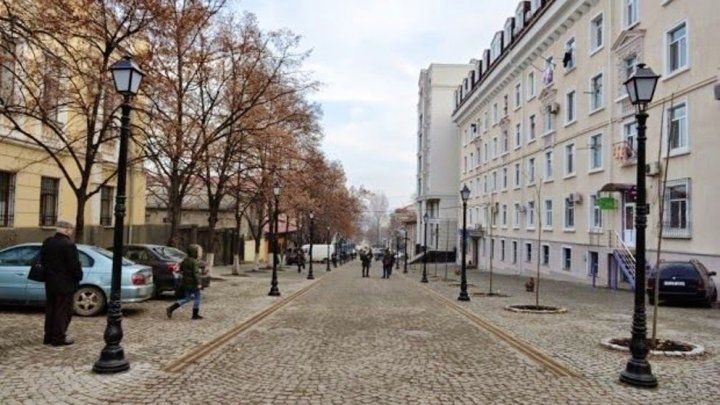 В столице водители продолжают ездить по пешеходной улице.