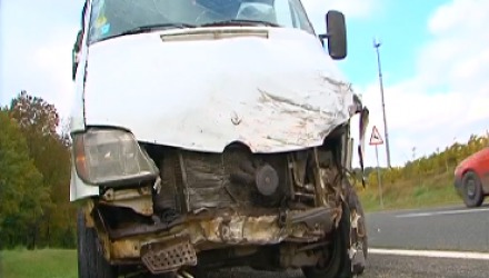 Pentru a evita un impact, şoferul microbuzului a tras de volan şi a ieşit pe contrasens, unde a izbit o maşină de model Mazda.