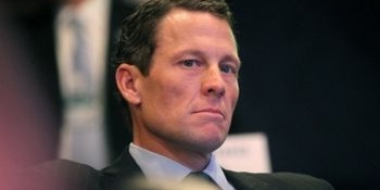 Totodată, Lance Armstrong şi-a anunţat, miecuri, demisia din funcţia de preşedinte al Fundaţiei Livestrong. 