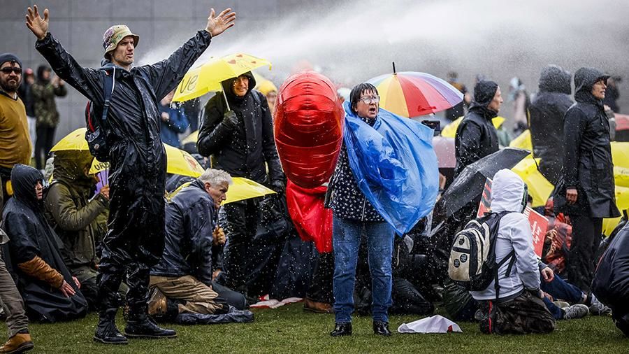 В Амстердаме полиция применила против демонстрантов водометы.