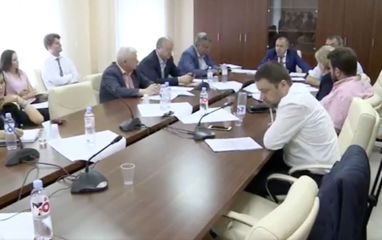 Депутаты обсудили с директором НАРЭ механизм формирования цен на топливо.
