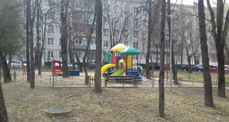 Детские площадки во дворах столицы дезинфицируются каждое утро.
