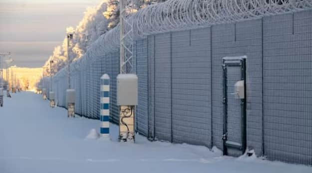 Финляндия достраивает 8 км забора на границе с РФ в Лапландии.