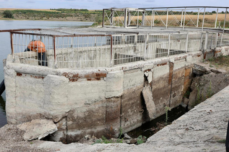 Повреждена дамба водохранилища, снабжающего водой города Единец и Купчинь.