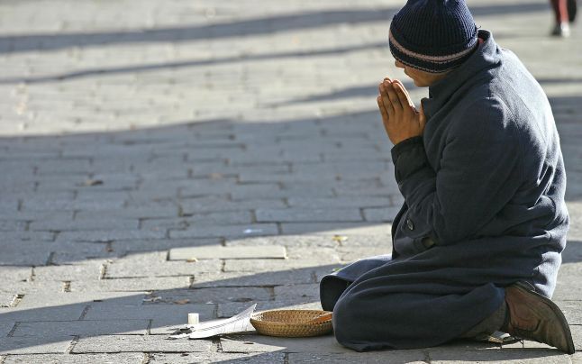 De ce nu trebuie să dăm bani cerșetorilor și cum îi putem ajuta. Foto: adevarul.ro