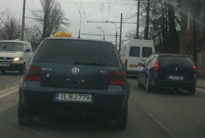 Un șofer a unei companii de taxi din Chișinău și-a refăcut numărul de înmatriculare a mașinei pe care o conduce. Foto: unimedia.info