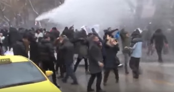 В Турции разогнали митинг против поправок в конституцию.