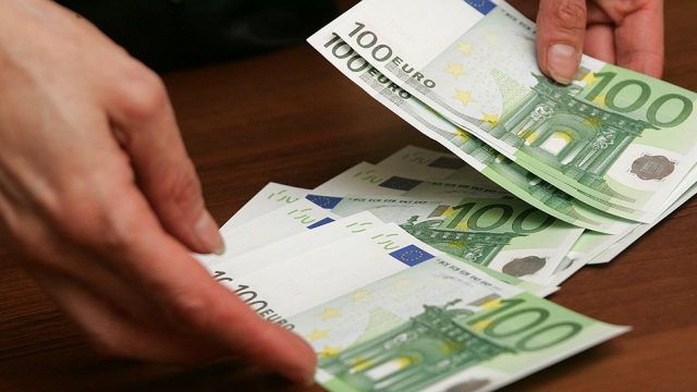 Житель Чимишлии задержан правоохранителями при попытке подкупить за 200 евро сотрудника полиции.