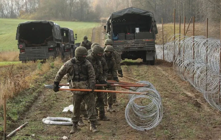Польша разворачивает 40 тысяч военных на границах с Беларусью и Россией.