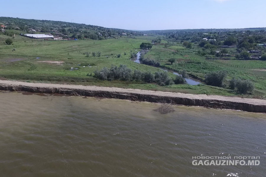 Дамба водохранилища в Дезгинже на грани прорыва.