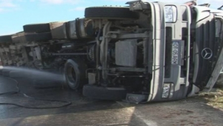 Un camion de mare tonaj cu 16 tone de semințe de floarea soarelui s-a răsturnat pe traseul Chișinău-Hâncești.