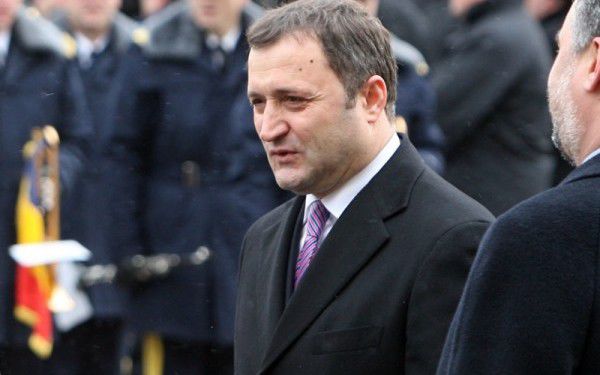 Potrivit avocaţilor, lui Vlad Filat nu i s-a respectat dreptul de a-şi contacta soţia şi apărătorii pentru a le comunica locul de detenţie.
