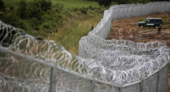 Slovenia a început, miercuri, ridicarea unui gard de sârmă ghimpată pe segmente ale frontierei cu Croaţia